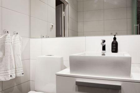 suelo de parquet espigado sillas de diseño muebles de diseño originales Moises Showroom mid century modern fritz hansen estilo nórdico estanterías montana el Huevo de Arne Jacobsen diseño suizo diseño nórdico diseño muebles de los 50 diseño europeo diseño escandinavo diseño de muebles diseño danés decoración blanco y negro cocinas modernas cocinas ikea inspiración cocinas blancas Chaise Lounge LC4 de Le Corbusier CH 24 de Hans J. Wegner carl hansen ch24 blog interiores blog decoración nórdica blog deco alfombra rayas ikea 