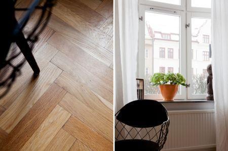 suelo de parquet espigado sillas de diseño muebles de diseño originales Moises Showroom mid century modern fritz hansen estilo nórdico estanterías montana el Huevo de Arne Jacobsen diseño suizo diseño nórdico diseño muebles de los 50 diseño europeo diseño escandinavo diseño de muebles diseño danés decoración blanco y negro cocinas modernas cocinas ikea inspiración cocinas blancas Chaise Lounge LC4 de Le Corbusier CH 24 de Hans J. Wegner carl hansen ch24 blog interiores blog decoración nórdica blog deco alfombra rayas ikea 