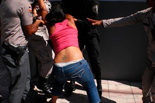 Abusadores! Doce policías agreden a una mujer en Barahona [Fotos]