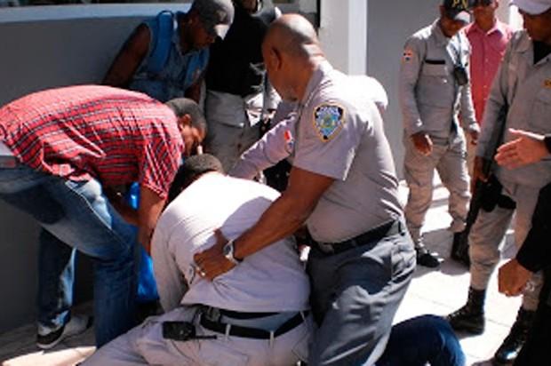 Abusadores! Doce policías agreden a una mujer en Barahona [Fotos]