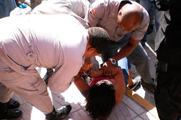 Abusadores! Doce policías agreden a una mujer en Barahona [Fotos]