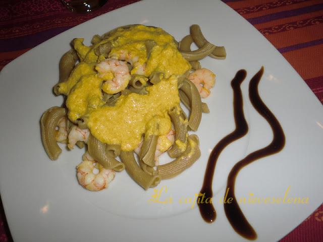 Torcetti con gambones y salsa de azafrán