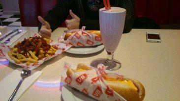 Almorzando en Urban diner Almorzando en Urban diner