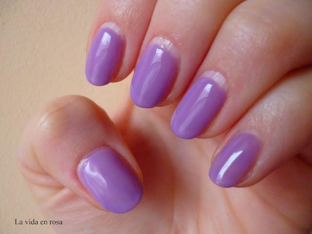 Lo nuevo de CND:manicura con Brisa Lite y Shellac Lilac