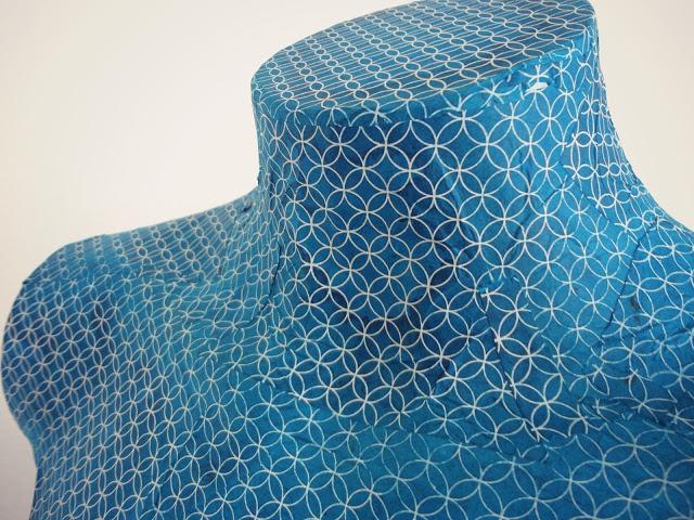 Antes y Después: Cómo vestir un busto con papel y cola, por Albert