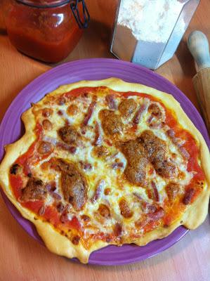 Pizza Con Queso De Cabra, Rúcola y Serrano