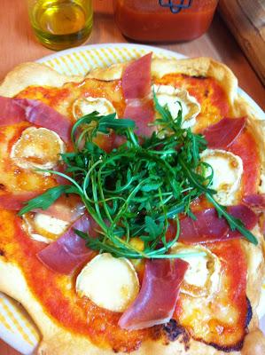 Pizza Con Queso De Cabra, Rúcola y Serrano