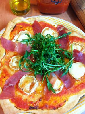 Pizza Con Queso De Cabra, Rúcola y Serrano