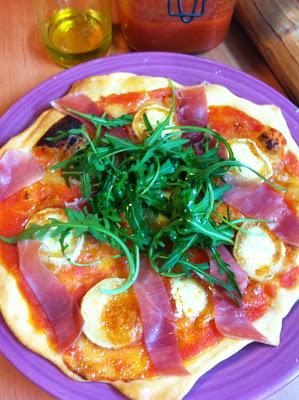 Pizza Con Queso De Cabra, Rúcola y Serrano