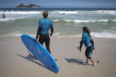 Personas con discapacidad desafían las olas (Brasil)