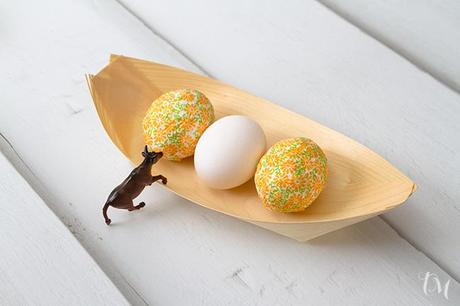 huevos de Pascua decorados con papel de flores