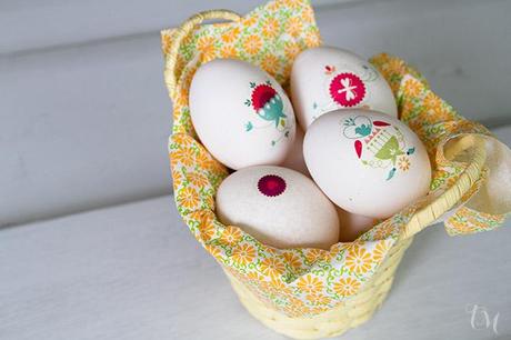 huevos decorados con tatuajes temporales de flores