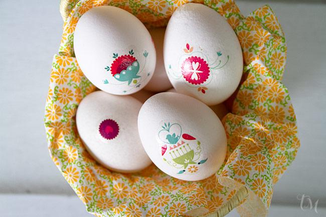 cesta de huevos decorados para Pascua