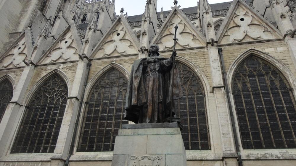Estatua de San Miguel Catedral Bruselas