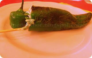 Pimientos italianos rellenos de queso, almendras y alcaparras