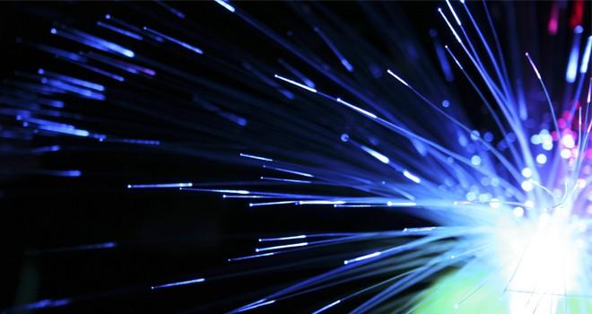 Crean cable de fibra óptica “de aire” que mueve datos a un 99,7% de la velocidad de la luz