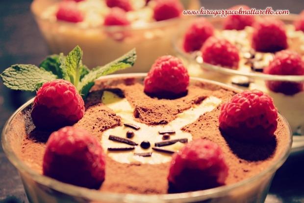 Tiramisú de coco, chocolate blanco y frambuesas recetas dulces  Tiramisú portada @es frambuesas coco @es chocolate blanco 