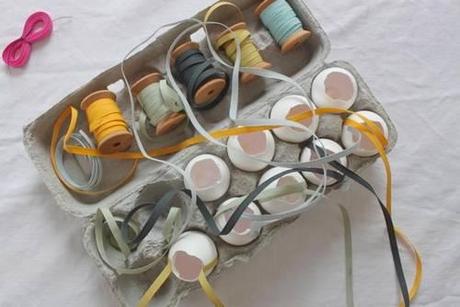 preparación-de-los-huevos-de-pascua huevera-con-los-huevos-y-cintas-para-decorar