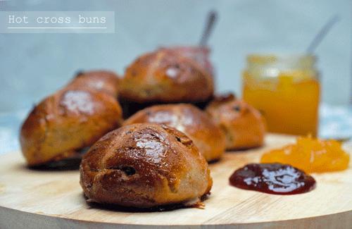 Hot cross buns o panecillos de Pascua [tradiciones británicas]