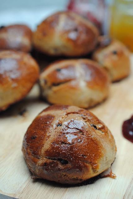 Hot cross buns o panecillos de Pascua [tradiciones británicas]