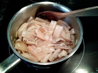 CALAMARES EN SU TINTA CON ARROZ BLANCO