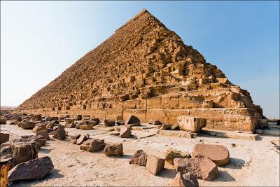 escalan piramide de Keops para hacer fotografías desde lo alto