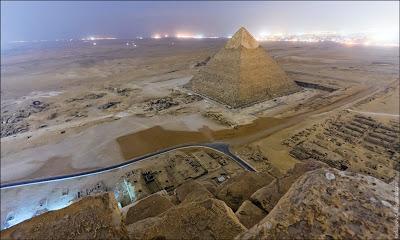 Burlan la seguridad para fotografiar desde lo alto de las Pirámides de Egipto