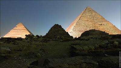 Burlan la seguridad para fotografiar desde lo alto de las Pirámides de Egipto