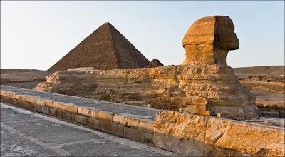 Burlan la seguridad para fotografiar desde lo alto de las Pirámides de Egipto