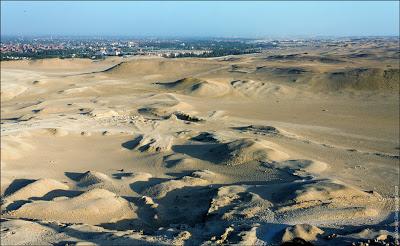 Burlan la seguridad para fotografiar desde lo alto de las Pirámides de Egipto