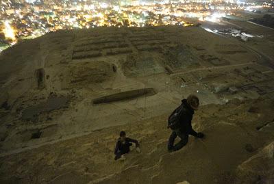Burlan la seguridad para fotografiar desde lo alto de las Pirámides de Egipto