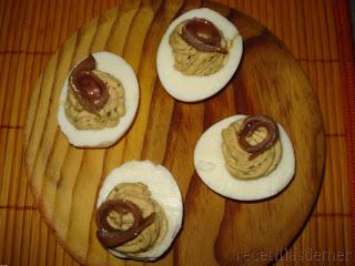 HUEVOS RELLENOS CON ANCHOA