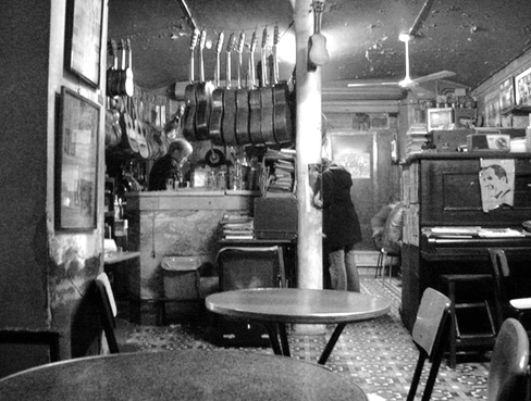 BARCELONA...CAN QUIMET, ENFRENTE DEL CINE BOSQUE, EL BAR DE LAS GUITARRAS...29-03-2013...