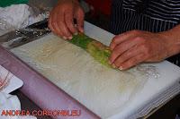 FINGER - FOOD: CROMESQUI DE CASTAÑA Y MAKI SUSHI DE LANGOSTINOS EN ENSALADA. ALTA COCINA.