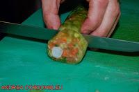 FINGER - FOOD: CROMESQUI DE CASTAÑA Y MAKI SUSHI DE LANGOSTINOS EN ENSALADA. ALTA COCINA.