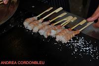 FINGER - FOOD: CROMESQUI DE CASTAÑA Y MAKI SUSHI DE LANGOSTINOS EN ENSALADA. ALTA COCINA.