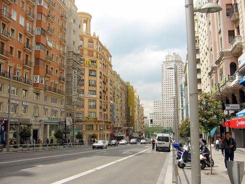 Gran Vía de Madrid con la plaza de españa al fondo.