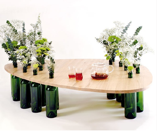 Mesas Eco Divinus con botellas de vino