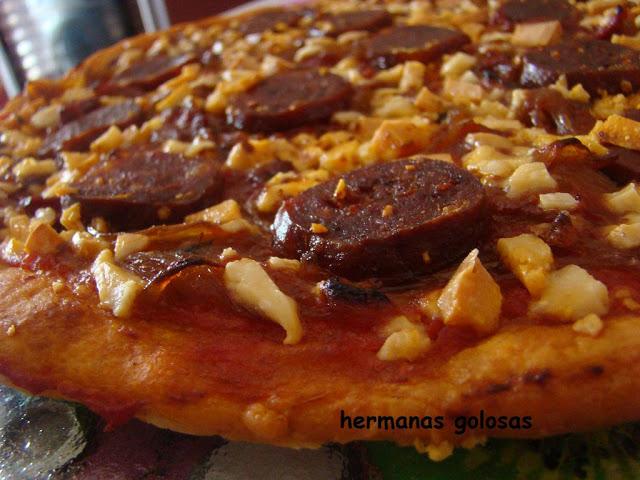 PIZZA DE CEBOLLA CONFITADA CON PIQUILLOS, CHORIZO Y QUESO