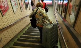 Maletas que tiran de humanos