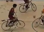Insólito: juega "fútbol bicicleta"
