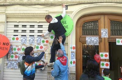 Cuando las protestas llegan hasta la puerta de los políticos.