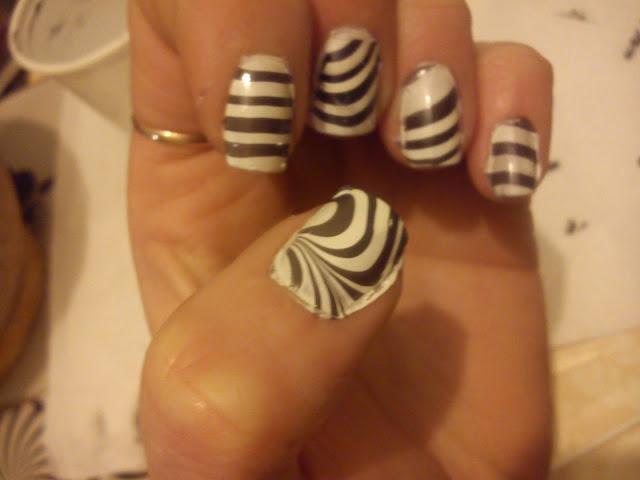Nails-Black and White Water Marble