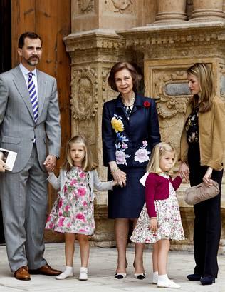 Dña. Letizia en la Misa de Pascua en Palma con chaqueta de Mango