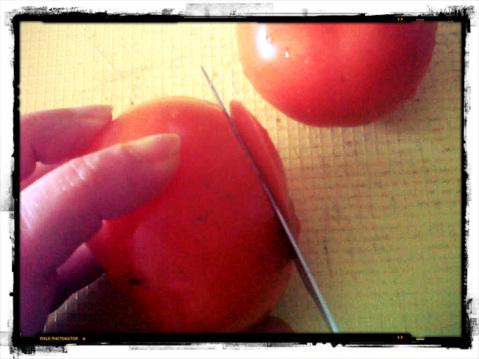 Corta el tomate en rodajas
