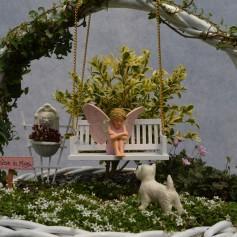 mini-jardín-con-un-hada-en-un-columpio