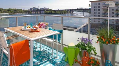 silla trip trap niños Puro minimalismo nórdico muebles de diseño estilo nórdico distribución diáfana decoración minimalista decoración blanco negro gris cocina moderna cocina blanca blog decoración nórdica 