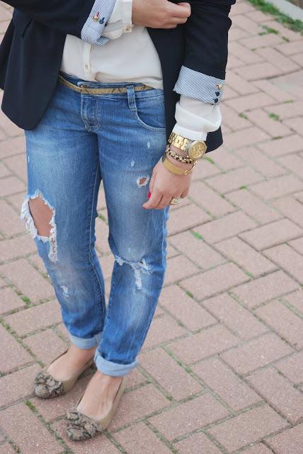 RIPPED JEANS.-