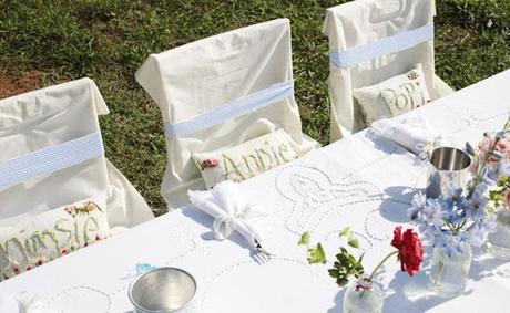 mesa con mantel blanco