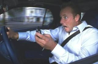 Mientras Manejas: MENSAJEAR O HABLAR POR CELULAR?, ES COMO ESTAR EBRIO…